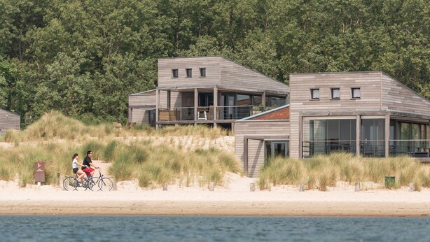 Beach - Lush Villa With a Terrace in Nature Reserve (Ouddorp)