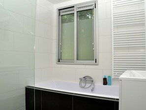 Bathtub - Detached House With Dishwasher, Giethoorn at 21 km (Noordwolde)