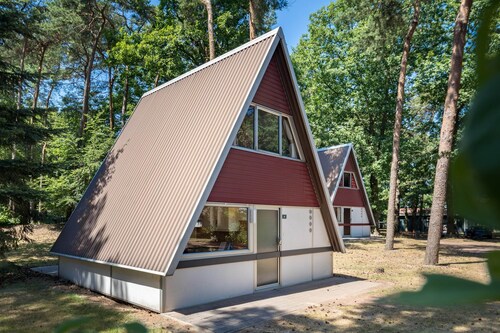 Bungalow in Bospark 't Wolfsven Near Nature