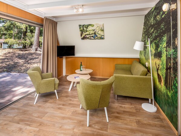 Bungalow | Area soggiorno | TV