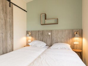 2 bedrooms, bed sheets - Comfy Lodge with 2 Bathrooms near Beach (Hollum)