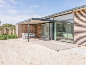 House | Exterior - Comfy Lodge with 2 Bathrooms near Beach (Hollum)