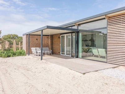 Comfy Lodge with 2 Bathrooms near Beach