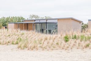 House | Exterior - Comfy Lodge with 2 Bathrooms near Beach (Hollum)