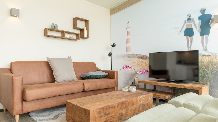 Comfy Lodge with 2 Bathrooms near Beach