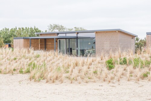 Comfy Lodge with 2 Bathrooms near Beach