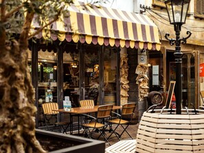 รับประทานอาหารกลางแจ้ง