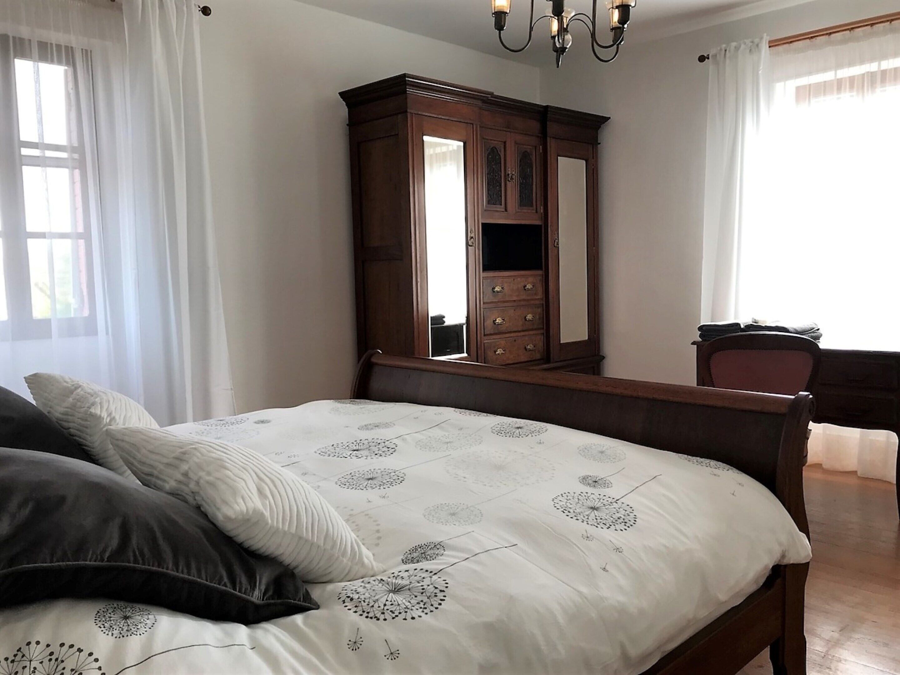 4 bedrooms, bed sheets