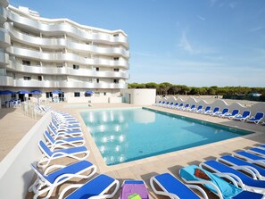 Indoor pool, outdoor pool - Apartment in Le Barcares With Sea View (Le Barcares)
