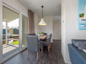 Living room - Modern Lodge With an Electric Sloop in Centre of Giethoorn (Giethoorn)