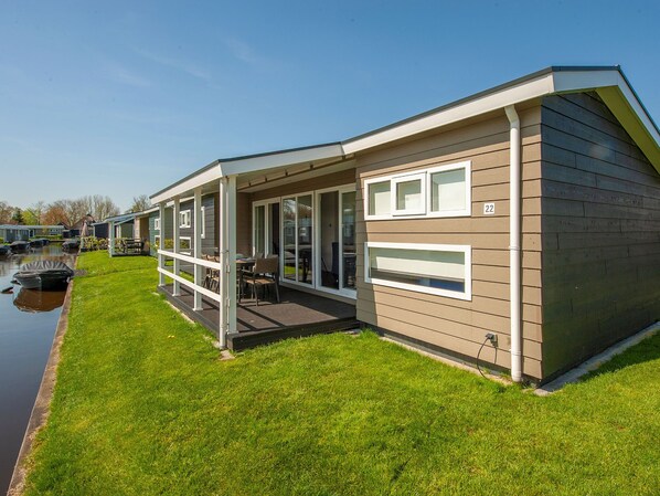 Cottage | Exterior - Modern Lodge With an Electric Sloop in Centre of Giethoorn (Giethoorn)