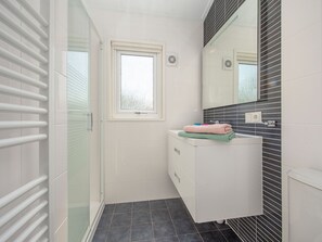 Cottage | Bathroom | Shower - Modern Lodge With an Electric Sloop in Centre of Giethoorn (Giethoorn)