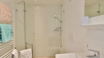 Chalet | Badezimmer | Dusche, Handtücher