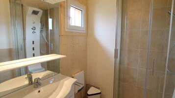 Chalet | Bathroom | Shower, towels