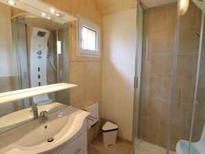 Chalet | Bathroom | Shower, towels - Luxurious Chalet in Wolfsberg With Sauna (Bad Sankt Leonhard im Lavanttal)