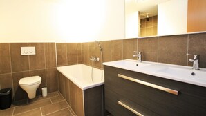 Bathtub, towels - Warm Apartment in Sankt Margarethen im Lungau Near Ski Area (Sankt Margarethen im Lungau)