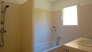 Villa | Salle de bain | Ensemble douche/baignoire