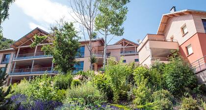 Luxury Apartment With a View of the Mountain Lake of Chorges