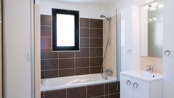 Apartment | Bathroom | Bathtub