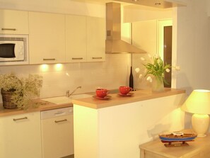Căn hộ | Bếp riêng | Tủ lạnh, lò vi sóng, lò nướng, máy rửa bát 