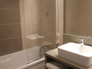 Bathroom - Modern and Comfortable Apartment Near the Pont du Gard (Vers-Pont-du-Gard)