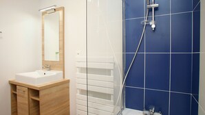 Bathroom - Apartment in Bretagne Near Morbihan Coast (Baden)