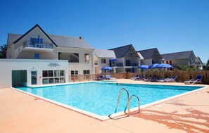 Pool - Apartment in Bretagne Near Morbihan Coast (Baden)