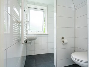Bathroom - Detached Chalet in Tranquil Dutch Countryside (Bant)