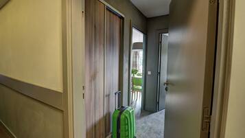1 bedroom, cots/infant beds, bed sheets