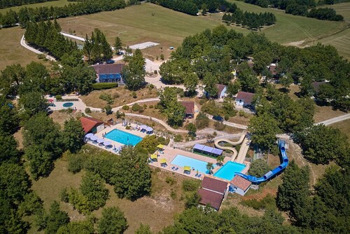 Holiday Home in Mauroux With Pools & Vineyards