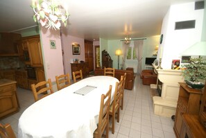 House | Dining - Sea View Family Escape (Port-Bail-sur-Mer)