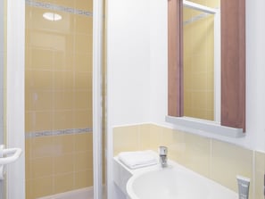 House | Bathroom | Bathtub, towels - Comfortable House With Dishwasher, Located in Nature Reserve (Fort-Mahon-Plage)