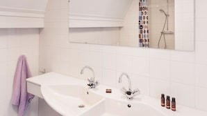 Bathroom - Cozy Holiday Home in Volendam Style on the Markermeer (Volendam)