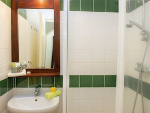 Bathroom - Colorful Apartment on the Bank of the Dordogne River (Argentat-sur-Dordogne)