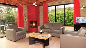 Bungalow | Living room - Nicely Furnished Bungalow With a Fireplace and Green Area (Holten)