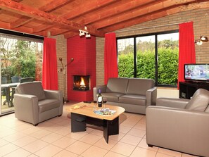 Living room - Nicely Furnished Bungalow With a Fireplace and Green Area (Holten)