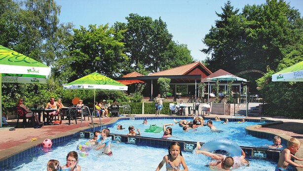 Outdoor pool - Nicely Furnished Bungalow With a Fireplace and Green Area (Holten)