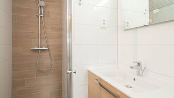House | Bathroom | Shower, towels