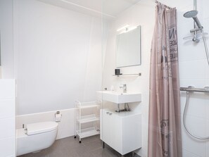 House | Bathroom | Towels - Holiday Home With Private Jetty on Water (Akkrum)