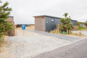 House | Exterior - Comfortable Lodge With Dishwasher, Near the Beach (Hollum)