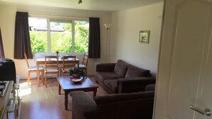 Chalet | Living room - Detached Chalet with Microwave near Wadden Sea (Tzummarum)