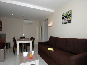 Dining - Apartment Near Beach in Lively Resort (Agde)