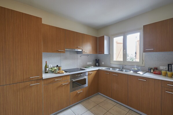 Private kitchen - Villa in France With Private Garden (Lanzac)