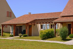 Exterior - Villa in France With Private Garden (Lanzac)