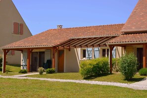 Exterior - Villa in France With Private Garden (Lanzac)