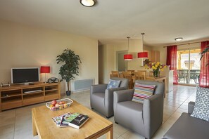 Living room - Villa in France With Private Garden (Lanzac)