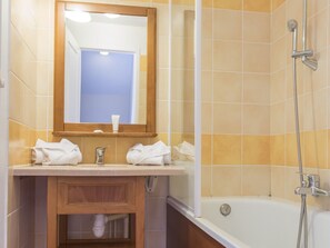 House | Bathroom | Towels - Traditional, Stylish Villa in a Culturally Rich Region (Monflanquin)