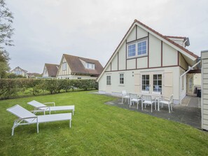 Villa | Property grounds - Restyled Villa With Dishwasher, Near the Sea in Domburg (Domburg)