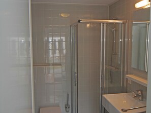 Shower - Comfortable Villa With Combi-microwave, Near Terherne (Terherne)