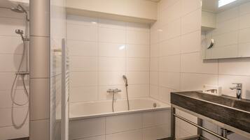 Apartment | Bathroom | Shower, towels